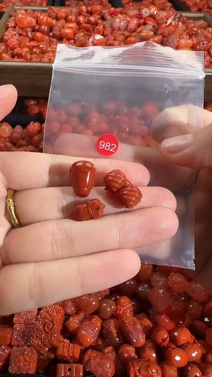 颈饰未镶嵌南红玛瑙1