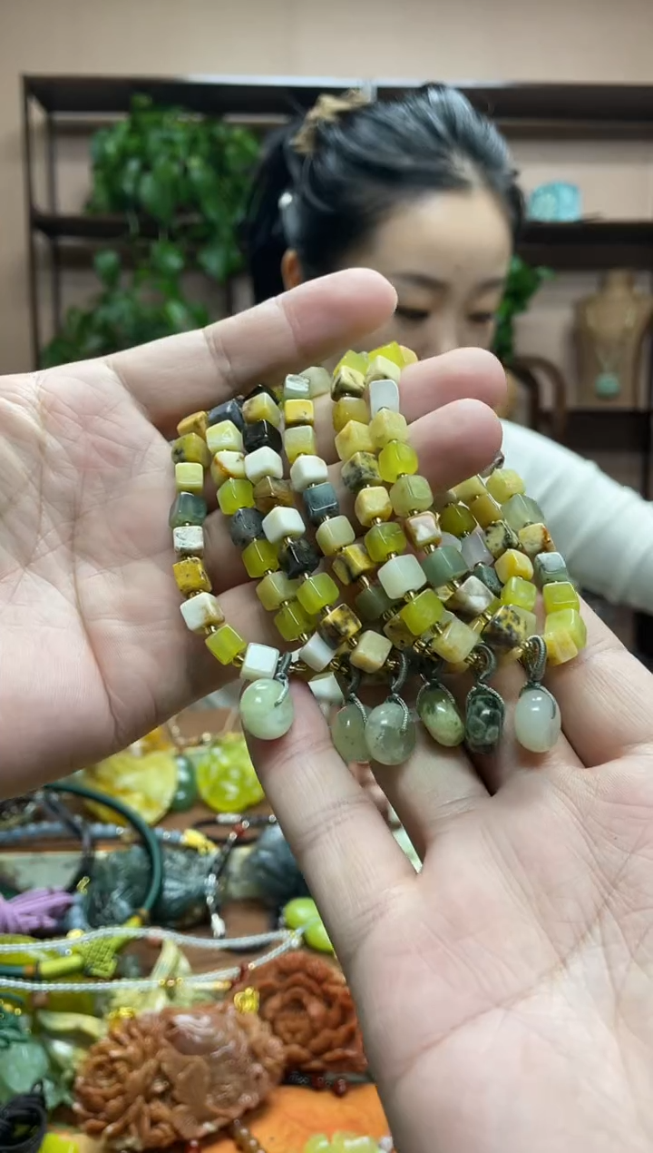 未镶嵌岫玉吊坠多样性发货发其中之一