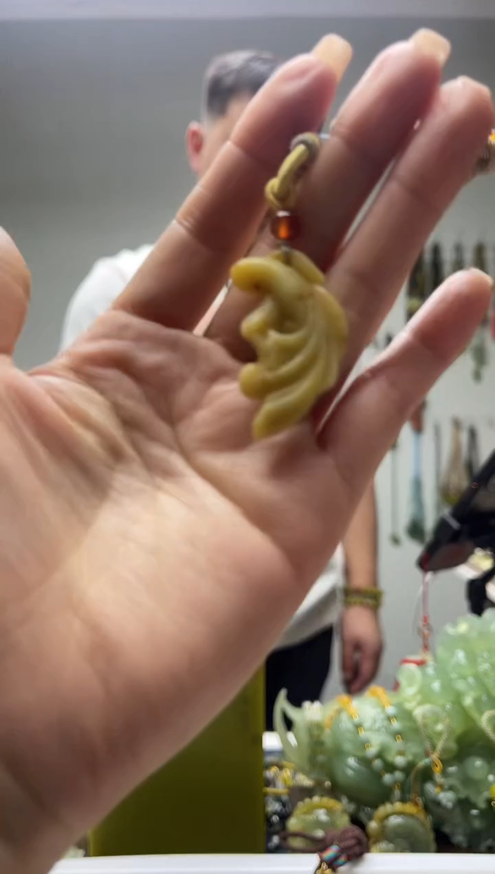 未镶嵌岫玉颈饰`