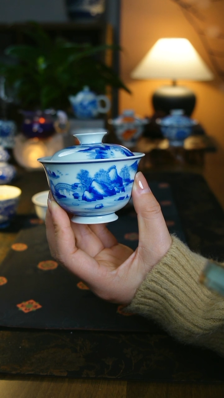 青花山水盖碗     