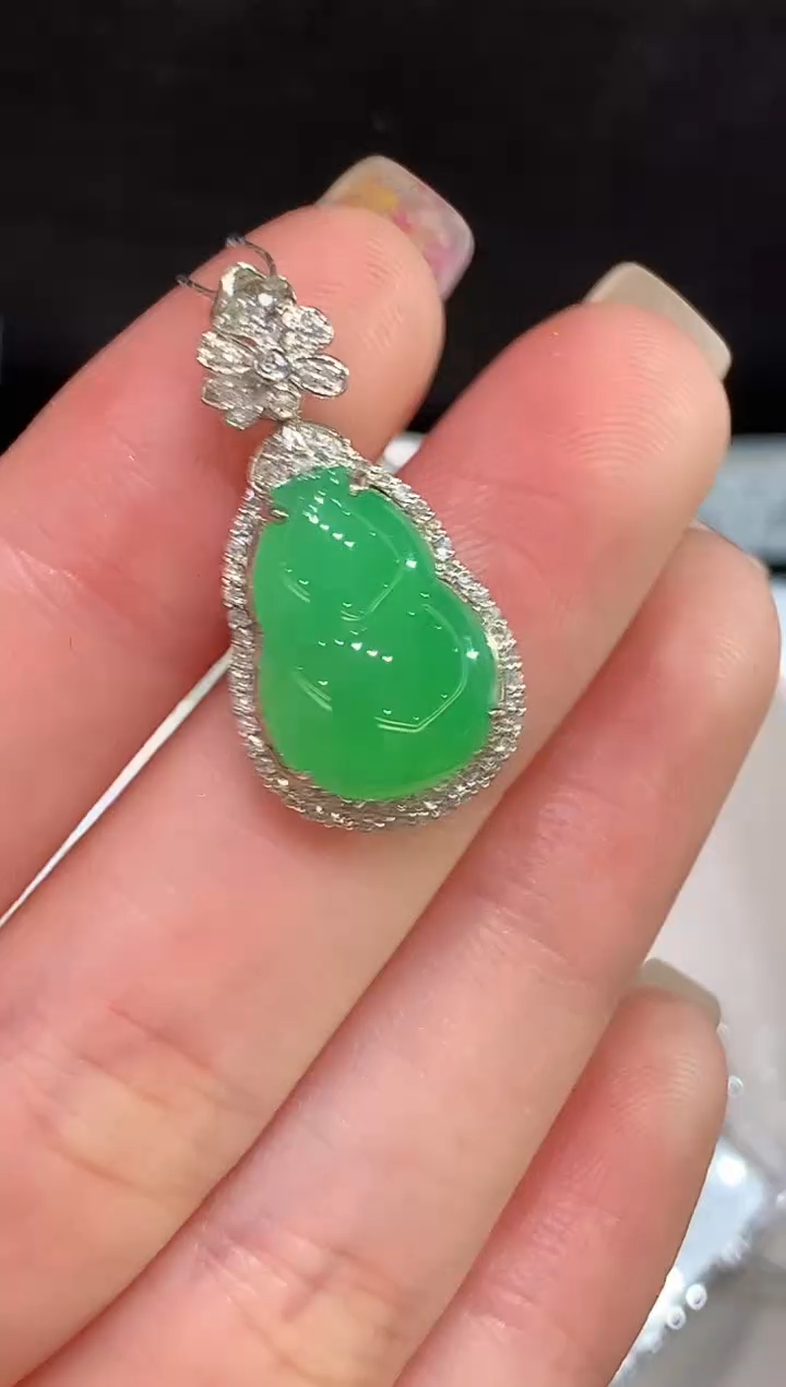 吊坠(不含链)18K金镶嵌翡翠多样性发其一