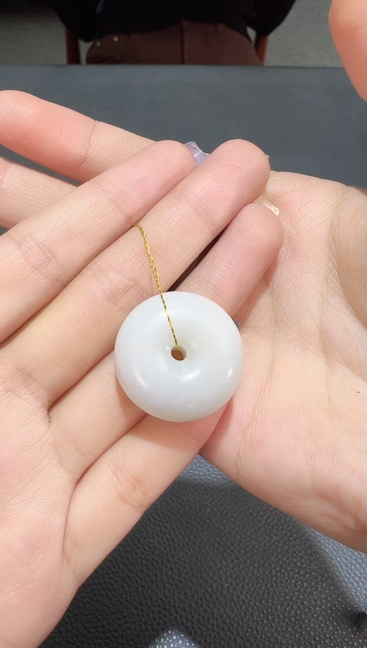 【闪购商品】和田玉吊坠(赠链)未镶嵌新疆且末料青白玉卡23平安扣