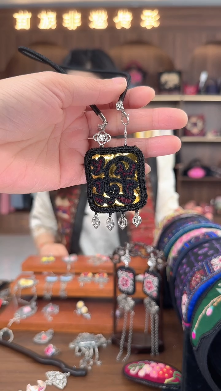【闪购商品】织绣扶光苗绣传承74
