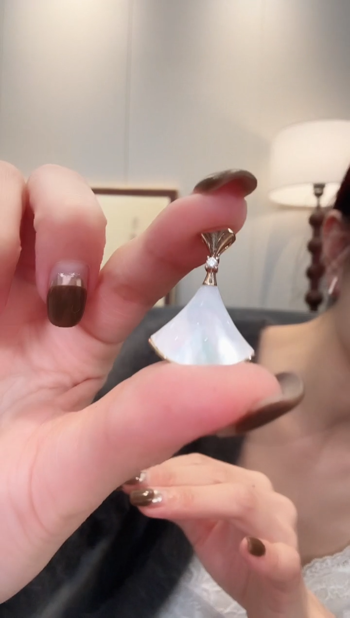 18K金镶嵌吊坠不含链定制贝壳18K金钻石裙子吊坠不含链