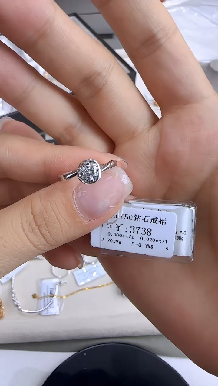 戒指/指环18K金镶嵌钻石333000