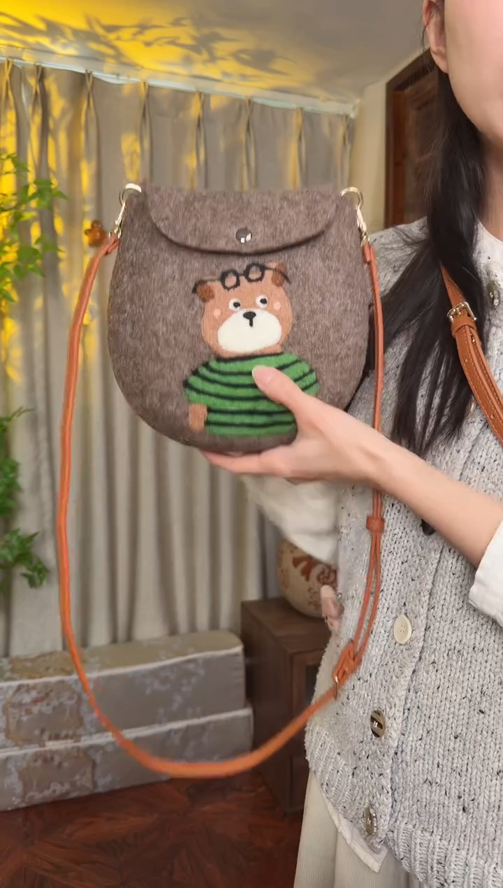 羊毛非遗羊毛毡包 蛋蛋包绿衣服小熊