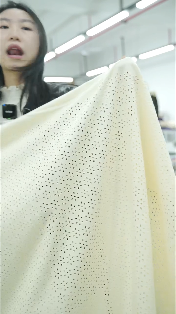 棉1.5米意大利进口纯棉镂空刺绣面料米黄色衬衫连衣裙布料145CM