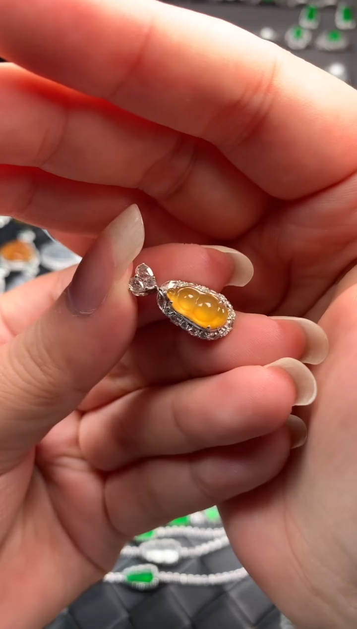 颈饰18K金镶嵌翡翠花生豆