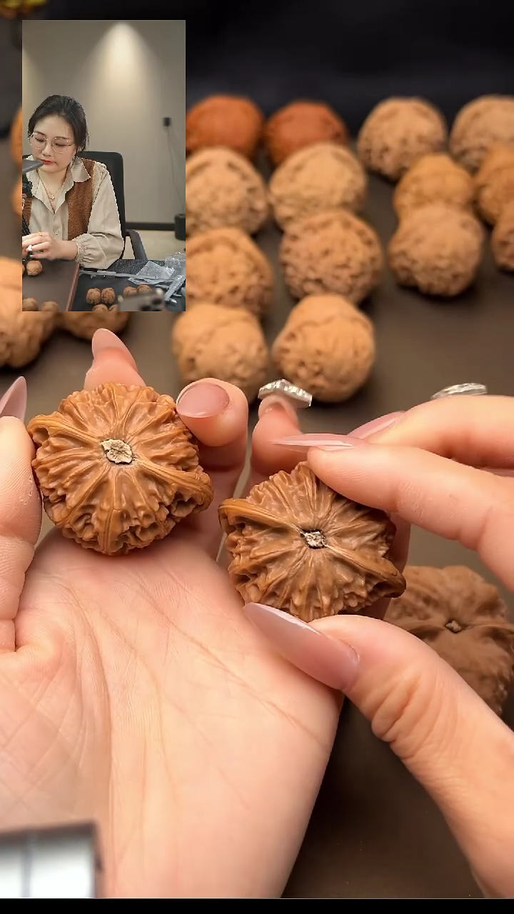 桃核把件有修宫灯发发发