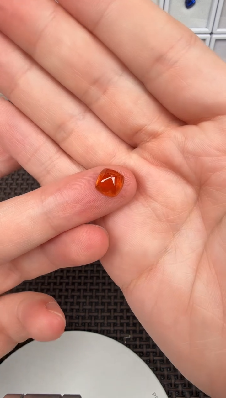 【闪购商品】石榴石（芬达石）糖塔未镶嵌3.58ct-B012372