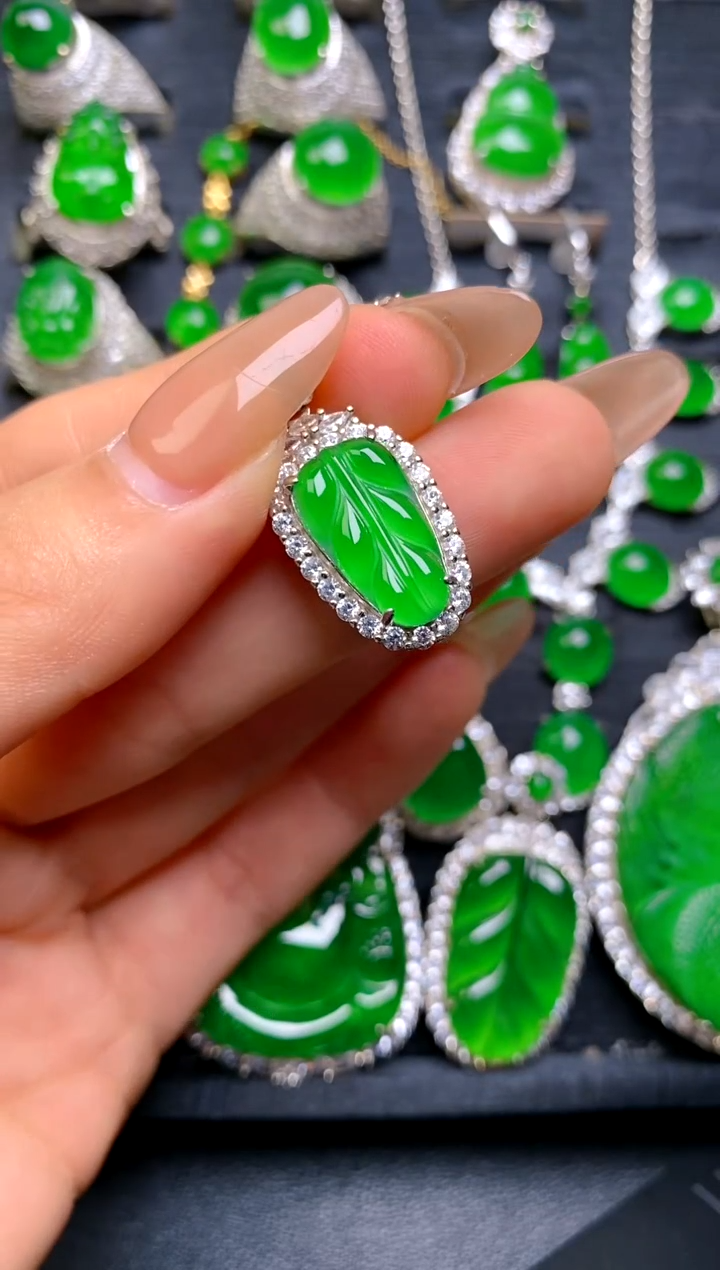 【闪购商品】翡翠吊坠(赠链)银S925镶嵌叶子吊坠