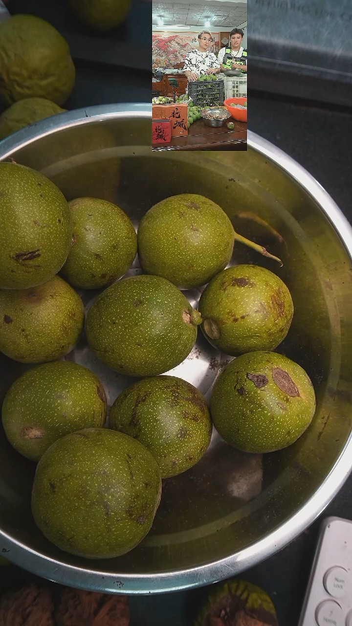 文玩核桃把件青皮特大果55尺以上8个（售出不退不换）