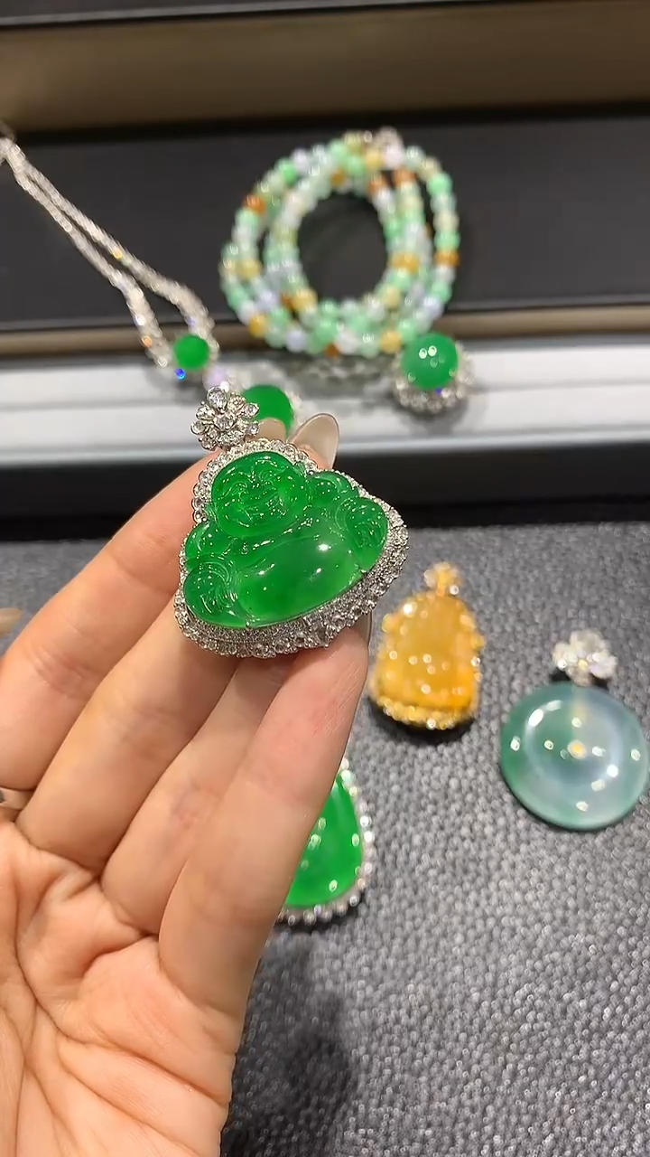 【闪购商品】翡翠吊坠(不含链)18K金镶嵌99团购