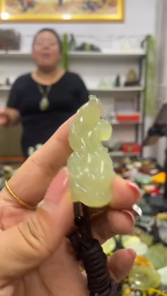 岫玉未镶嵌吊坠  