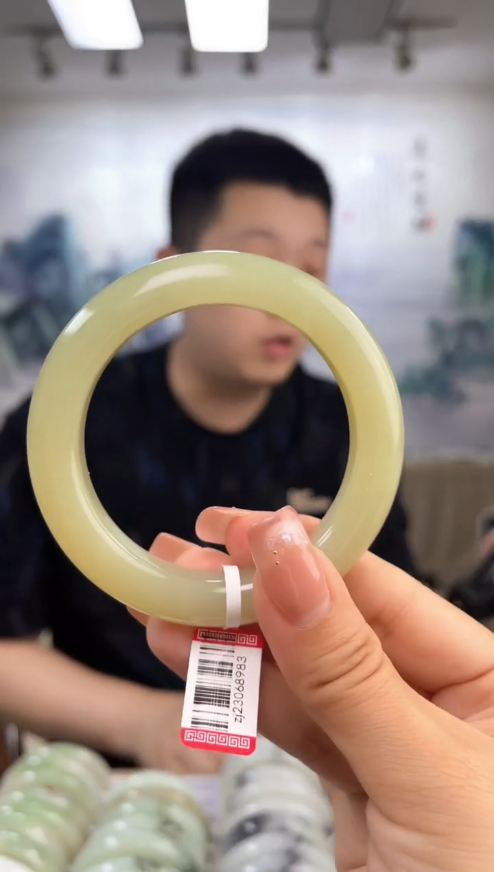 和田玉手镯未镶嵌56+圈口8983