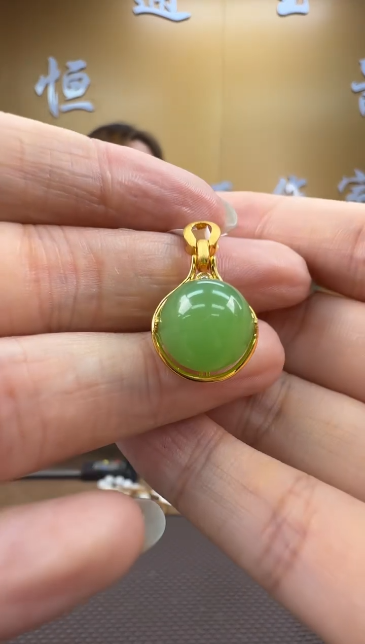 颈饰18K金镶嵌和田玉挂件