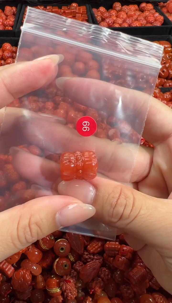 南红玛瑙未镶嵌颈饰1