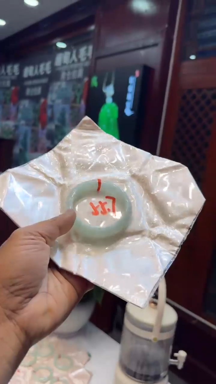 未镶嵌手镯翡翠手镯包容价