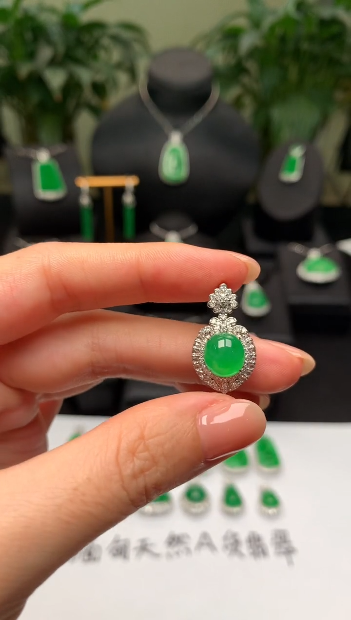 颈饰18K金镶嵌翡翠蛋面