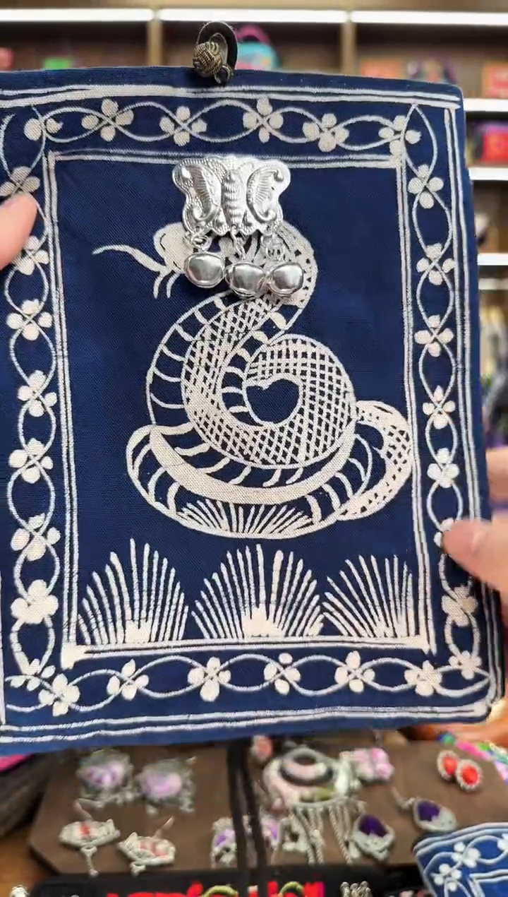 【闪购商品】织绣A37蒙阿苏苗绣传承