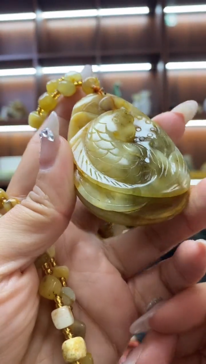 未镶嵌蛇纹石玉吊坠    