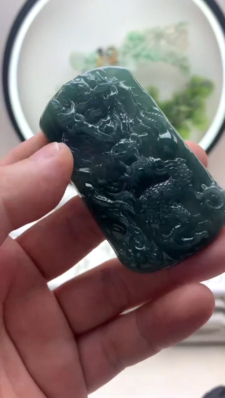 颈饰未镶嵌翡翠龙牌