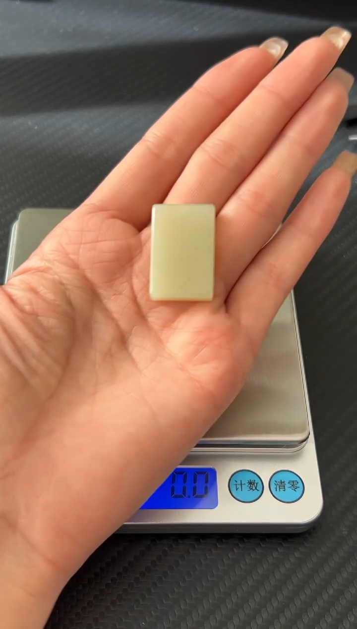 吊坠(赠链)未镶嵌和田玉且末微色差迪克兰二细吊坠