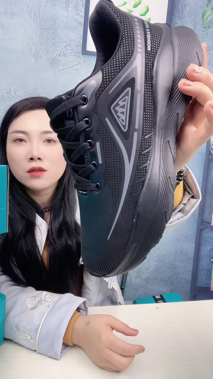 44黑灰皮面 运动鞋 捡漏