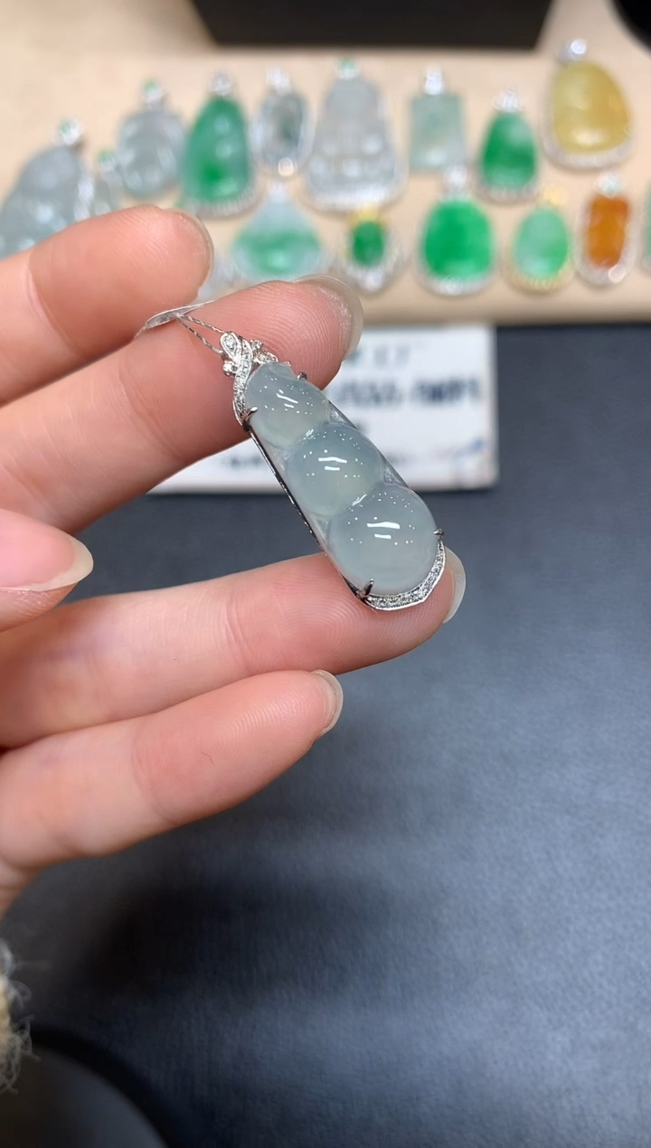 【闪购商品】翡翠颈饰18K金镶嵌福豆【无服务费