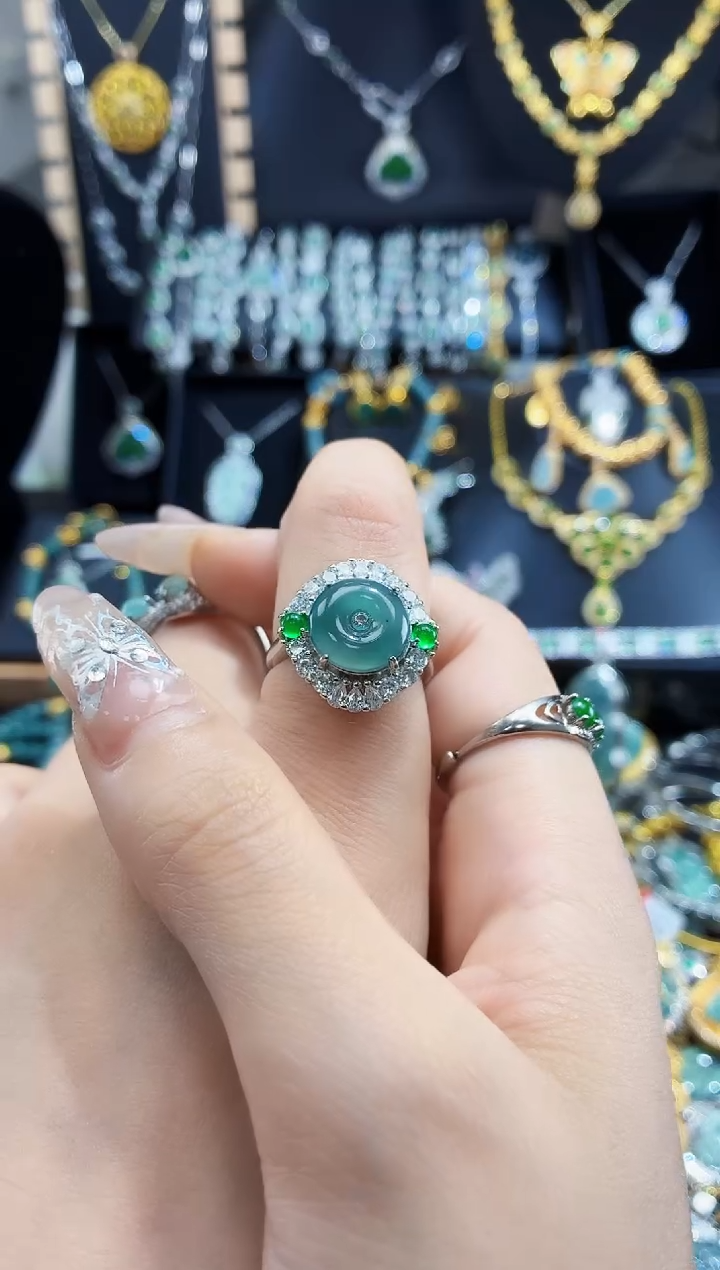 翡翠未镶嵌吊坠(赠链)天然翡翠a货 多样性发其一