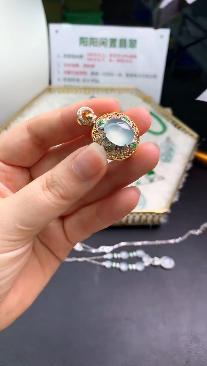 【闪购商品】翡翠吊坠(不含链)18K金镶嵌翡翠吊坠|不退不换