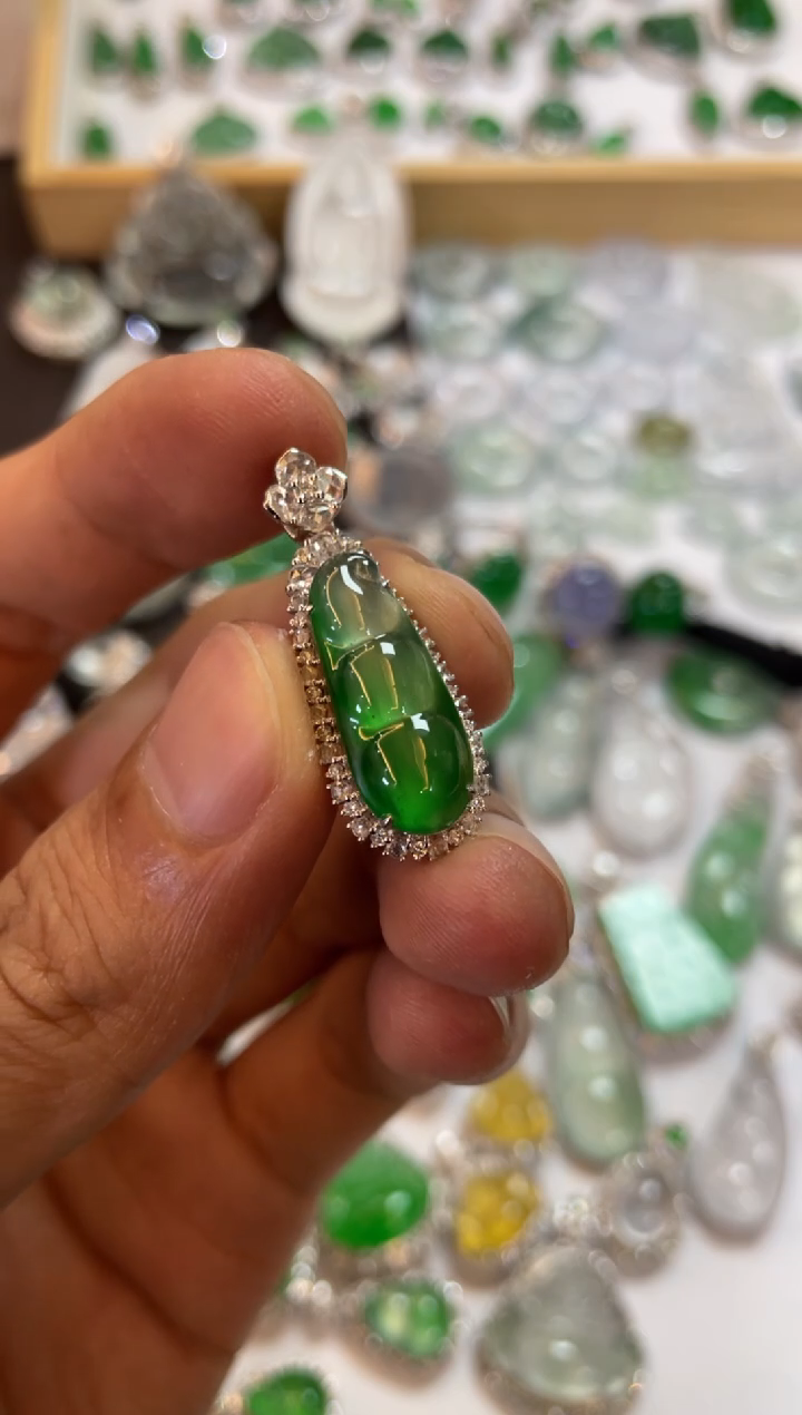 【闪购商品】翡翠吊坠(不含链)18K金镶嵌豆子