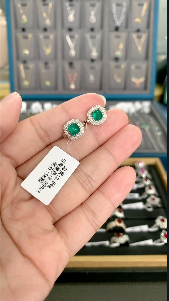 18K金镶嵌耳扣祖母绿2克拉