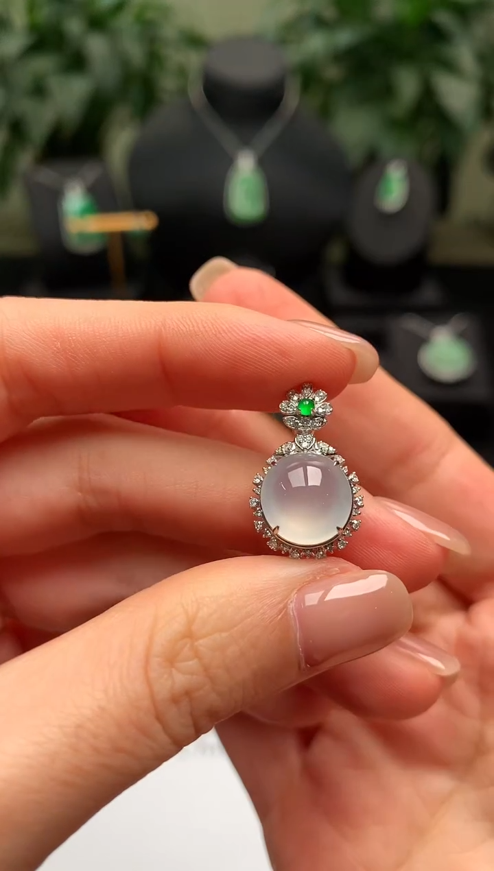 颈饰18K金镶嵌翡翠冰蛋