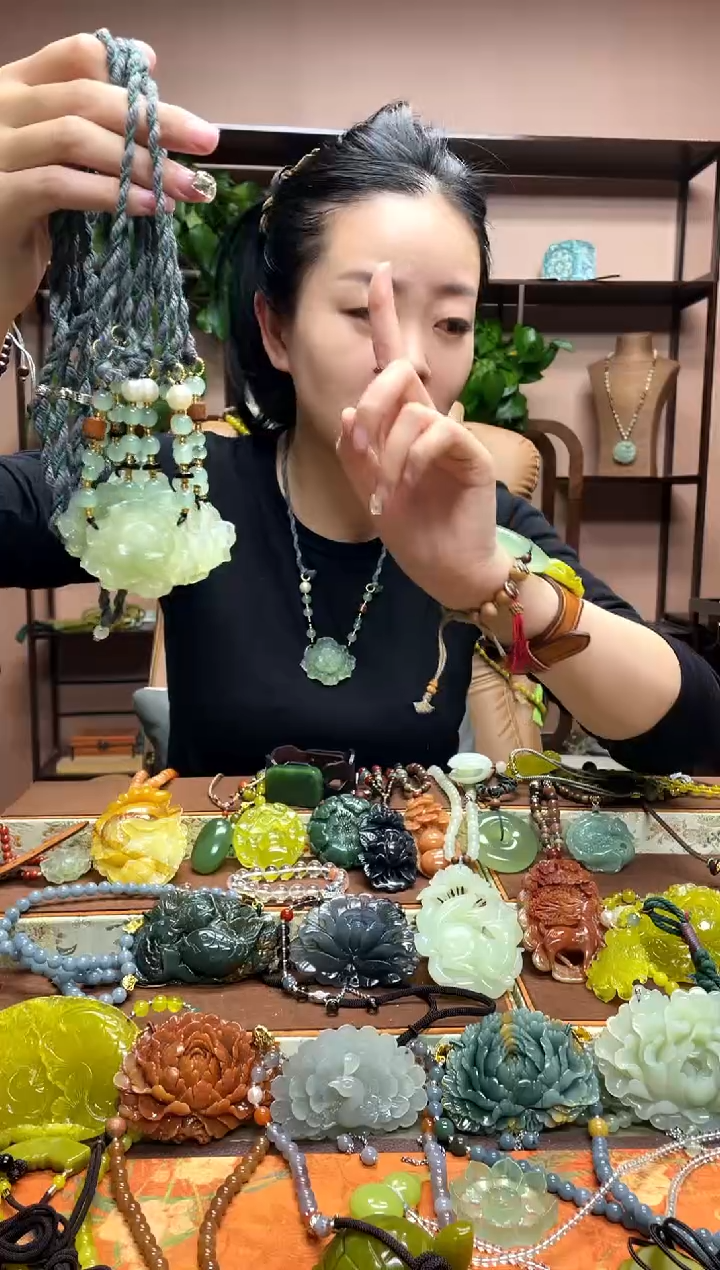 未镶嵌岫玉吊坠多样性发货发其中之一