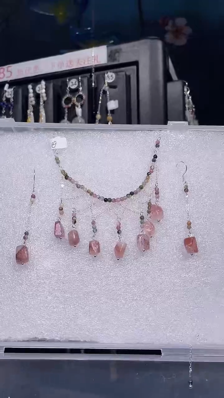 颈饰未镶嵌水晶为**狂为谁疯狂