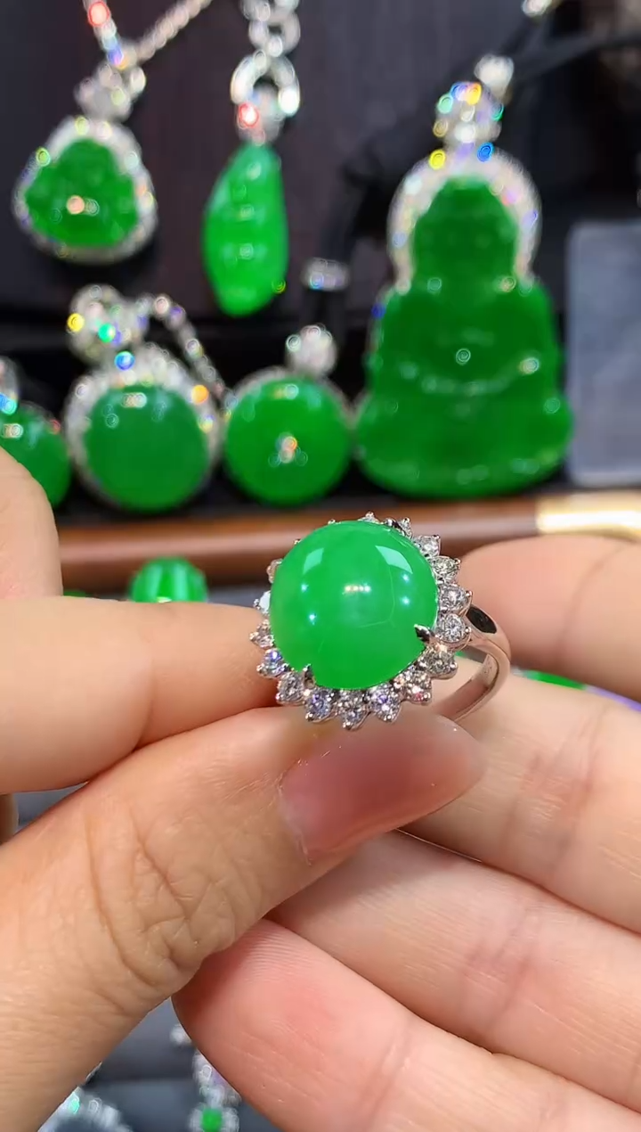 18K金镶嵌戒指翡翠戒指