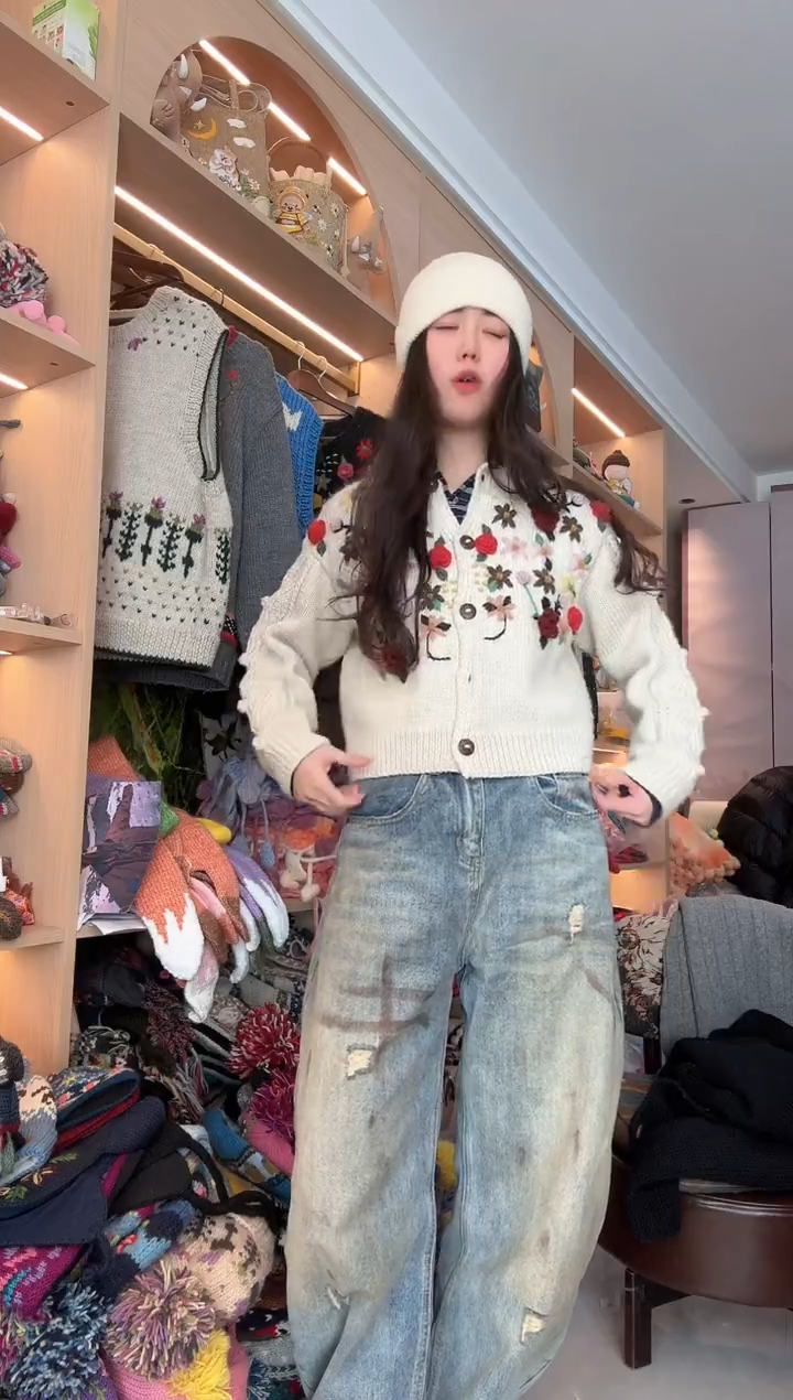 羊毛白色短款开衫毛衣