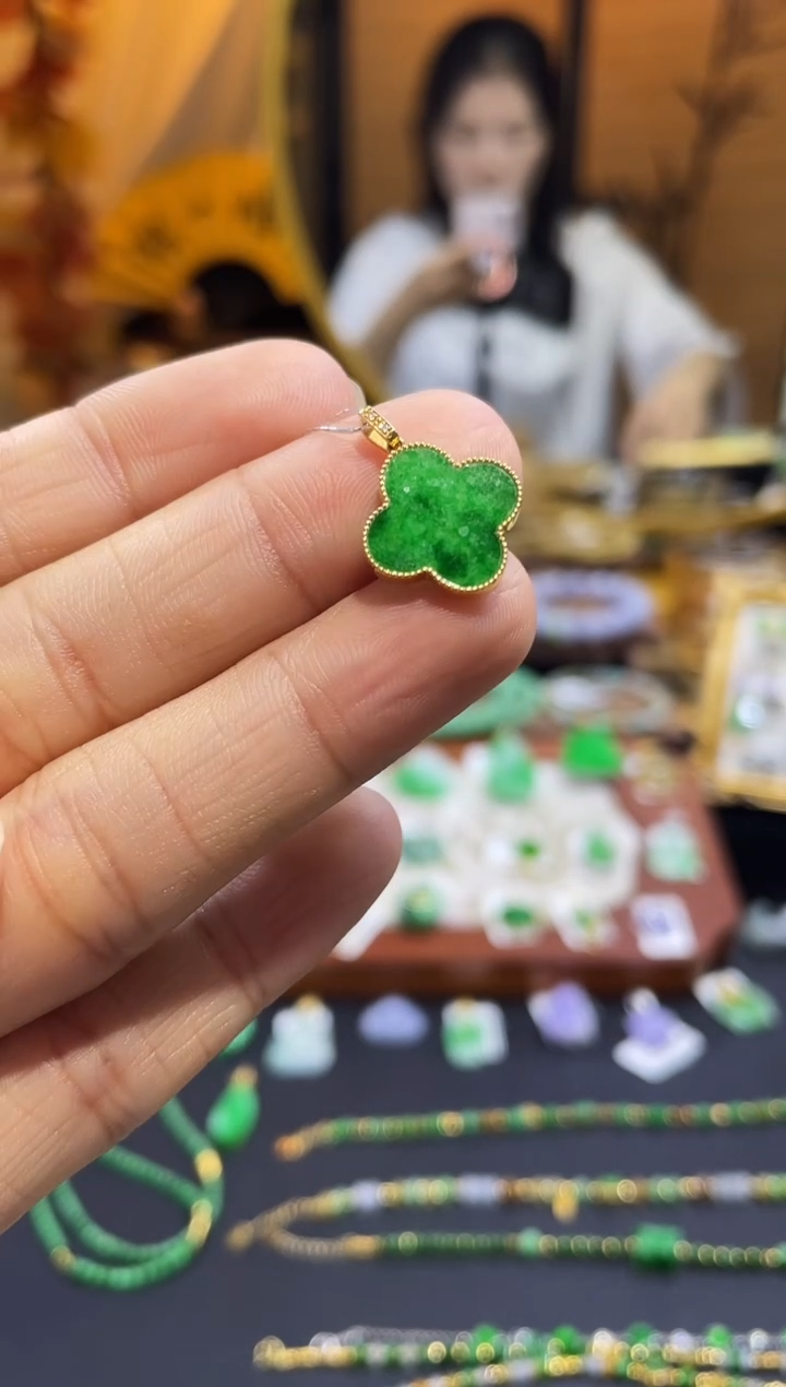 颈饰18K金镶嵌翡翠四叶草