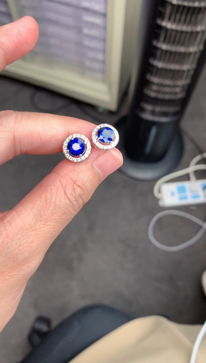 【闪购商品】蓝宝石耳饰18K金镶嵌2.5ct皇家蓝耳饰