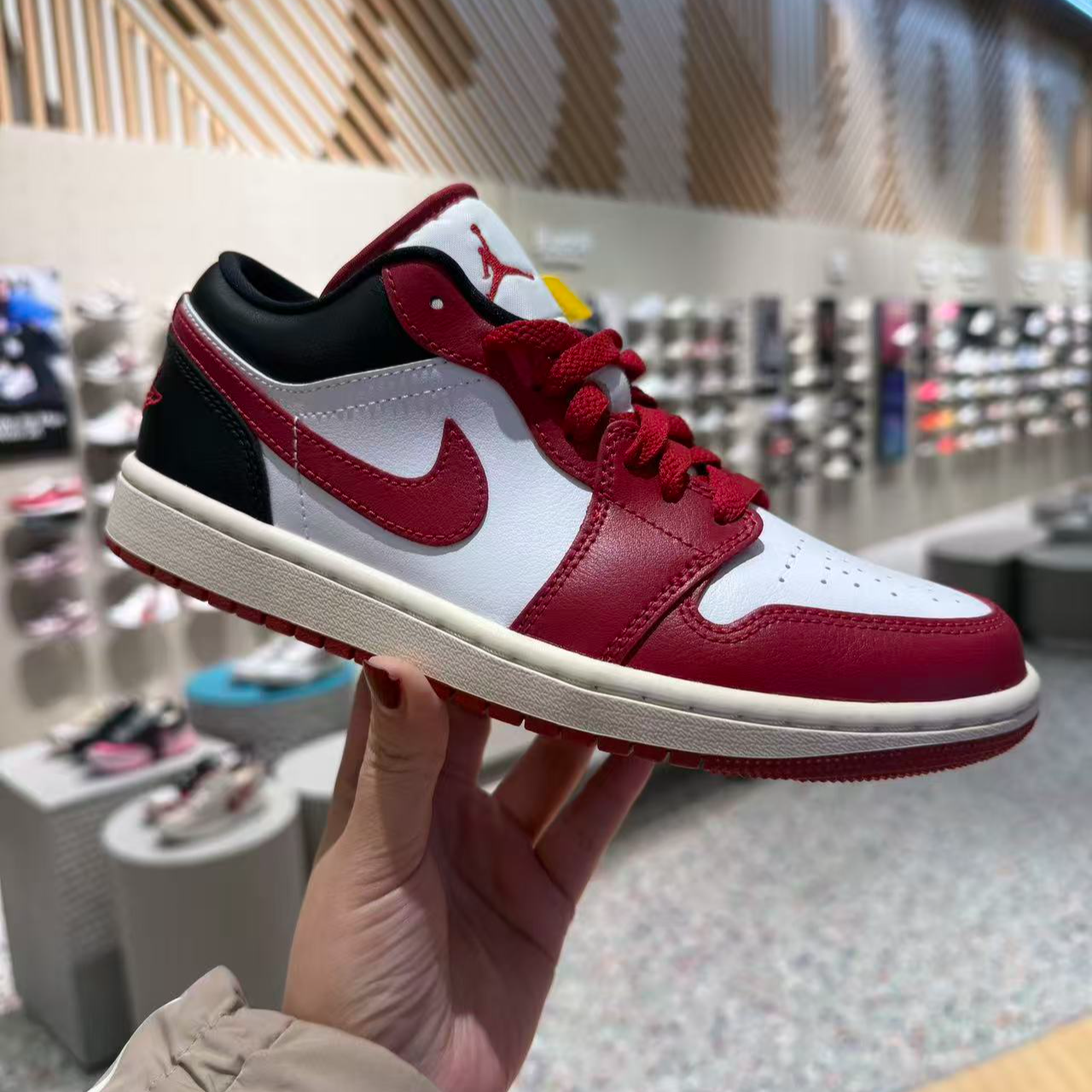 NIKE/耐克【马年新款】AJ1男女同款经典时尚低帮板鞋-DC0774160