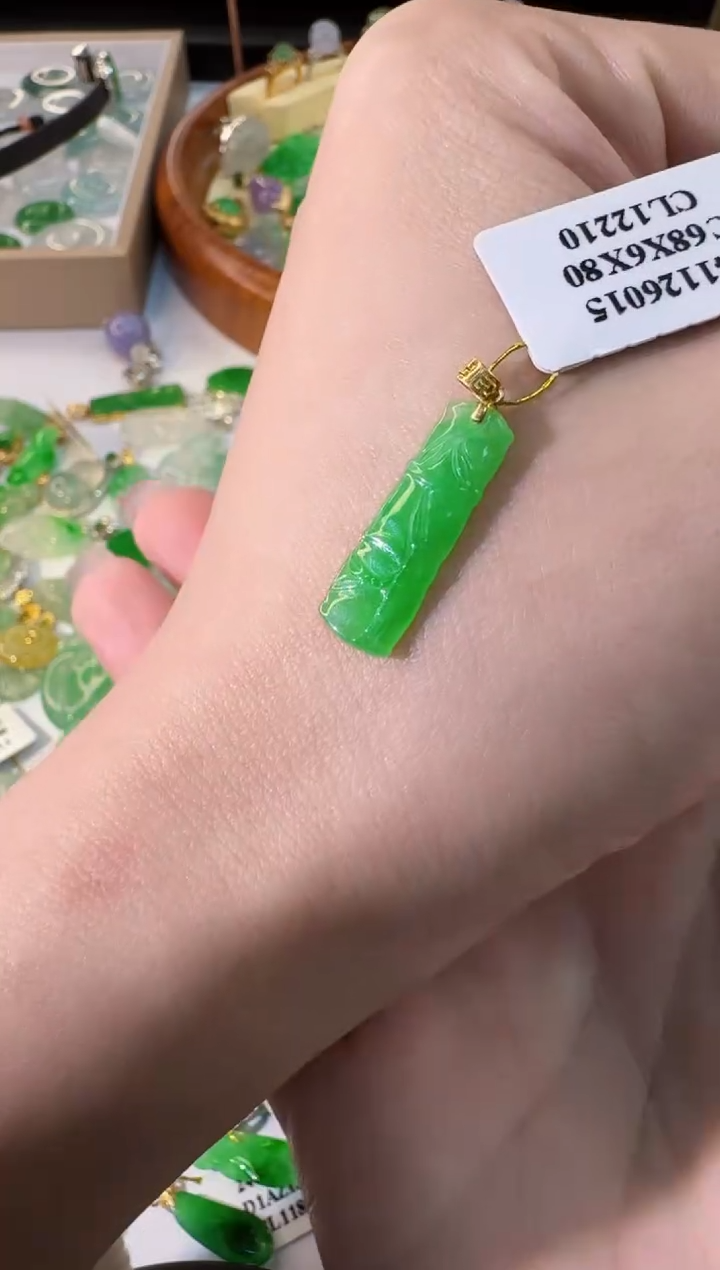 【闪购商品】翡翠颈饰18K金镶嵌缅甸翡翠A货吊坠