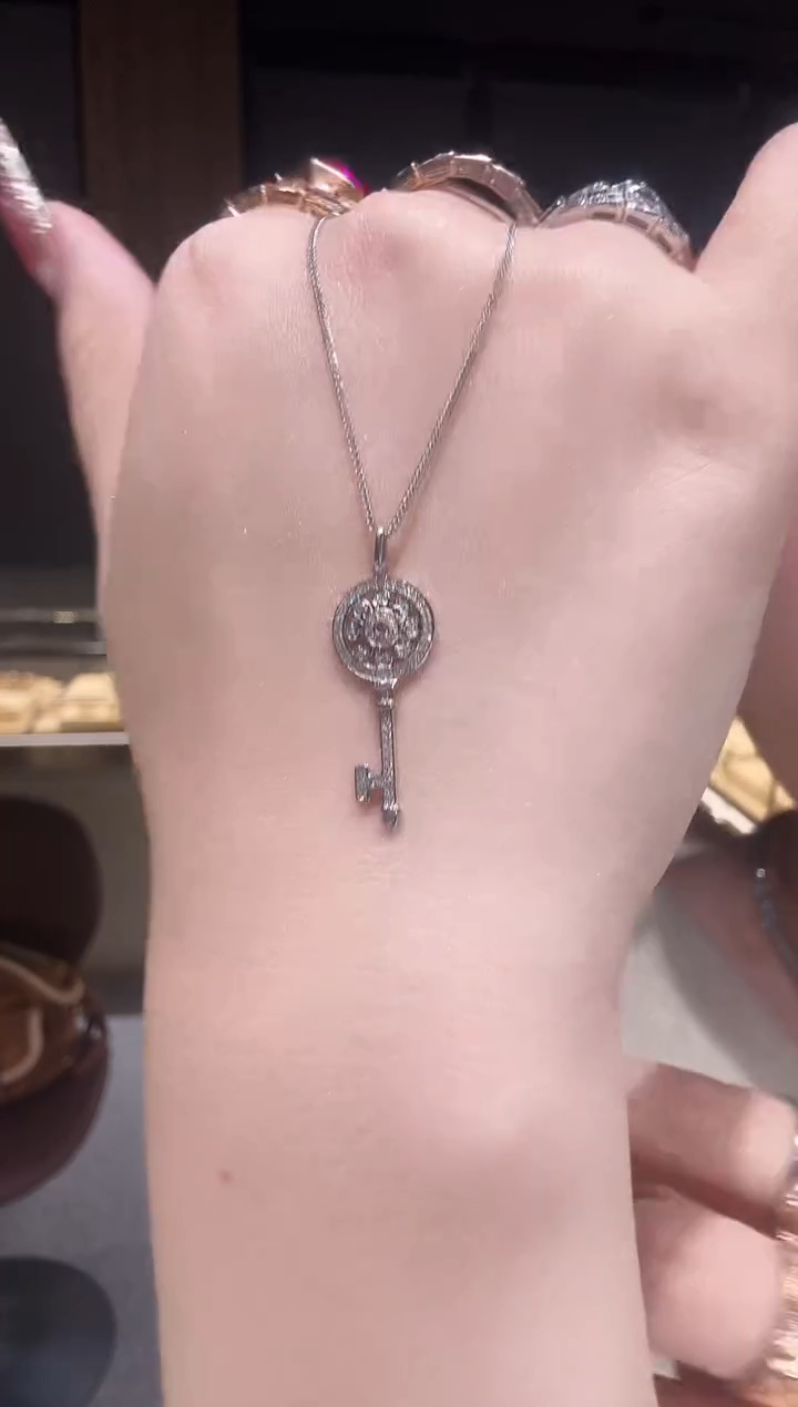 【闪购商品】钻石吊坠（不含链）18K金镶嵌太阳花钥匙