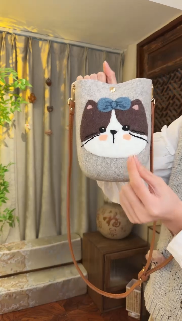 羊毛非遗羊毛毡包 手机包灰猫咪
