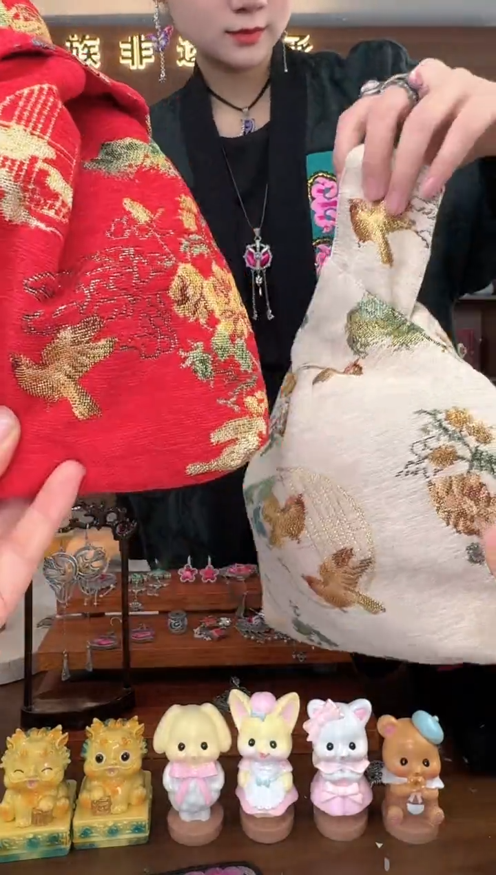 【闪购商品】织绣扶光苗绣传承L1