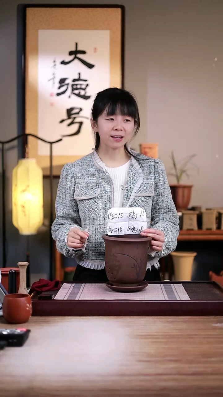 紫砂花盆紫泥刻绘小金钟一只带托