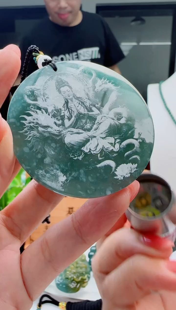 翡翠未镶嵌颈饰多样性发货其中一件