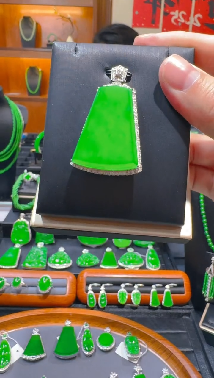 【闪购商品】翡翠吊坠(赠链)18K金镶嵌天然A货翡翠