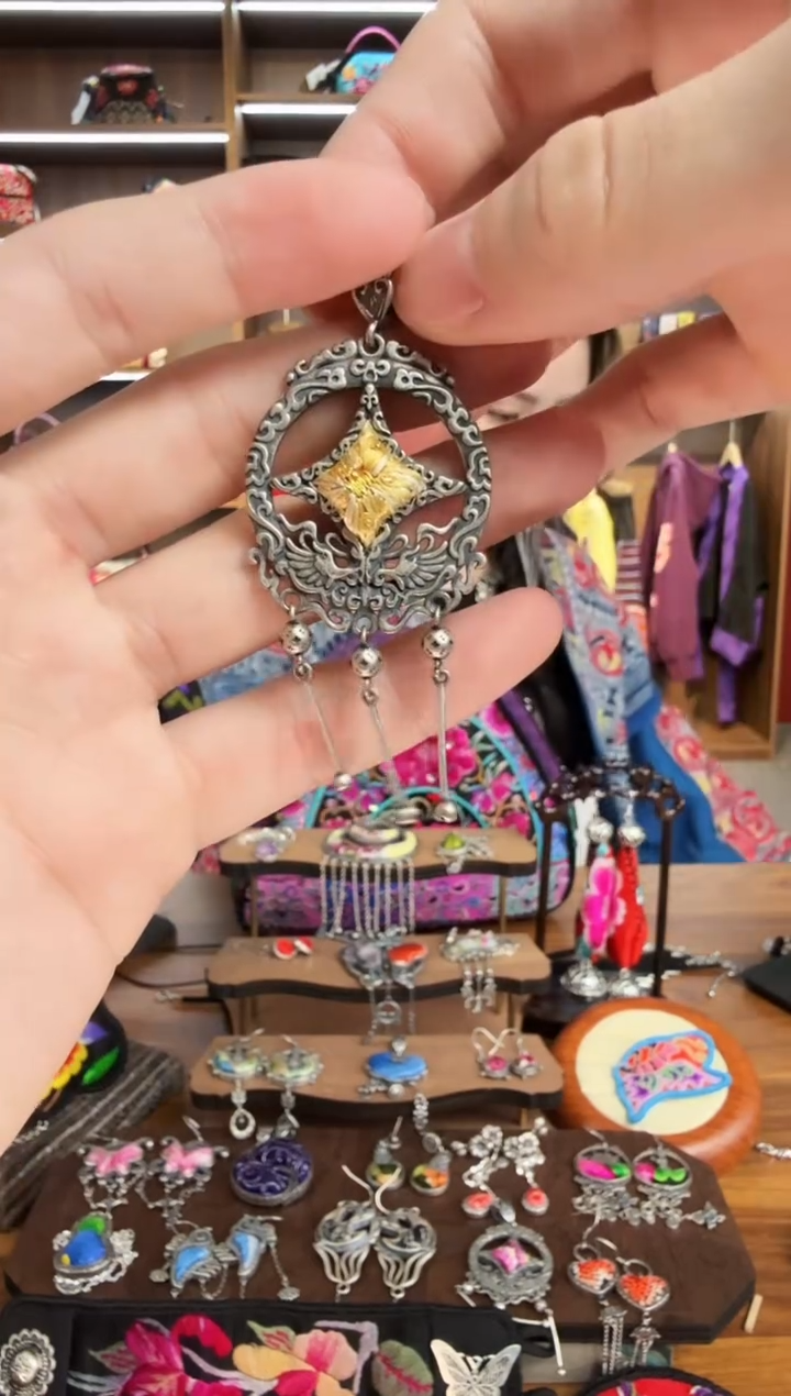 【闪购商品】织绣24蒙阿苏苗绣传承