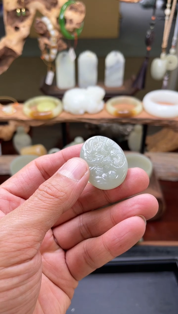 【闪购商品】和田玉吊坠未镶嵌D且末青白 随形龙牌